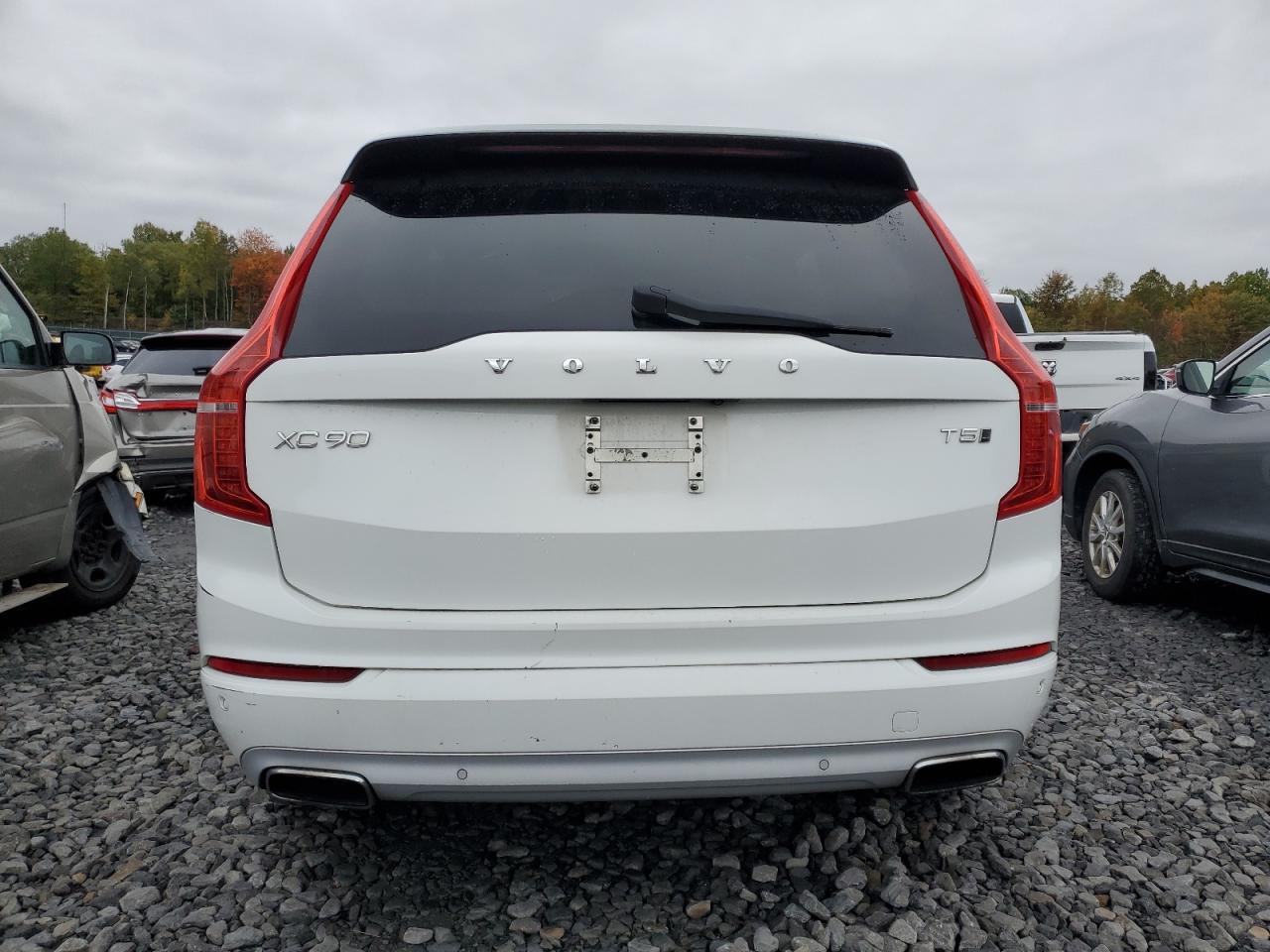 Volvo XC90 T5 Image 10