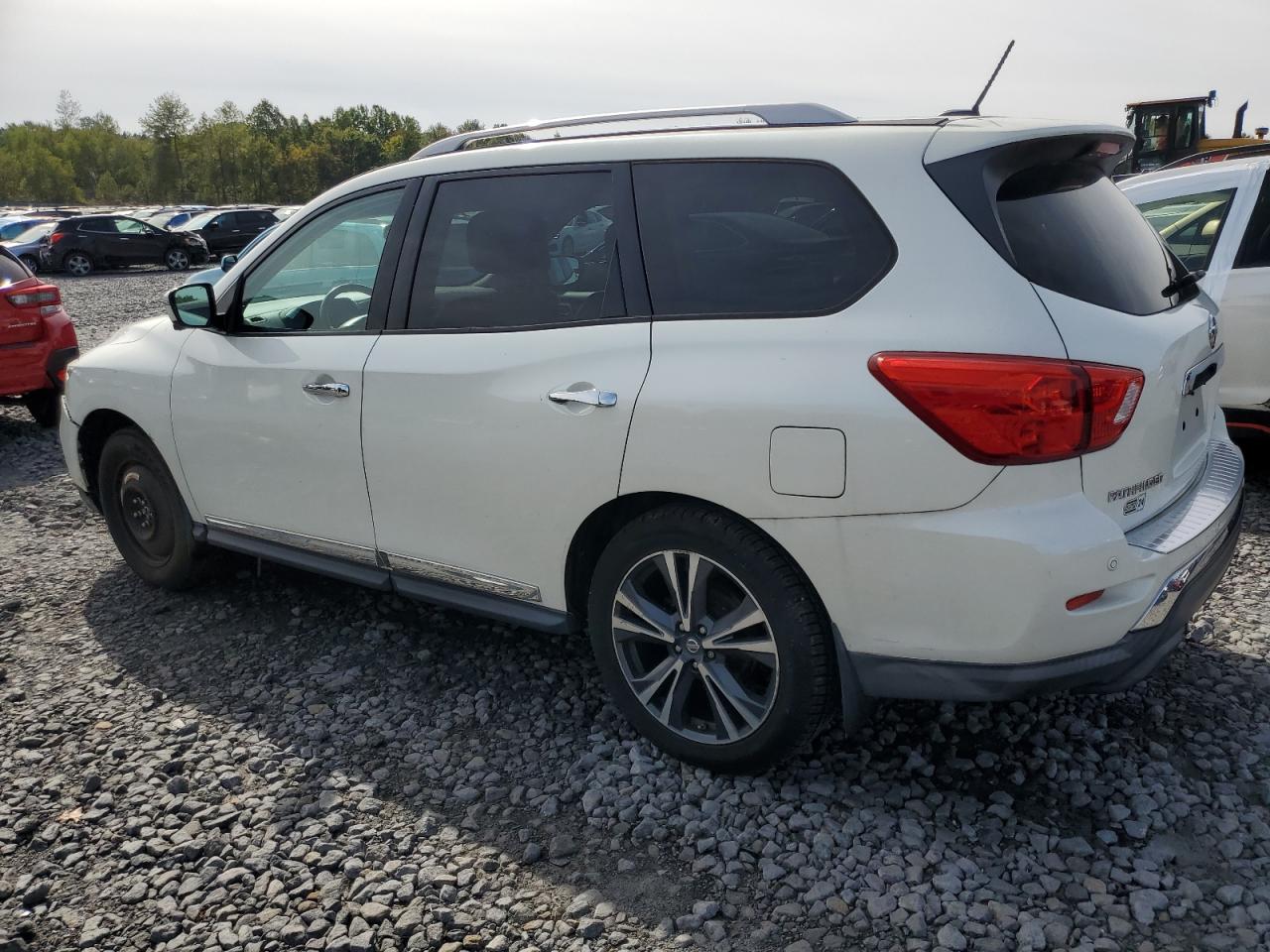 Nissan Pathfinder S Image 3