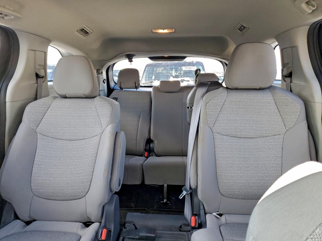 Toyota Sienna Le Image 4