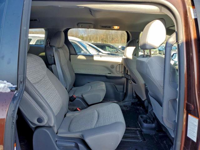 Toyota Sienna Le Image 10