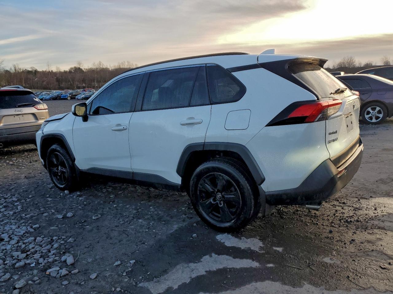 Toyota RAV4 Xle Image 2