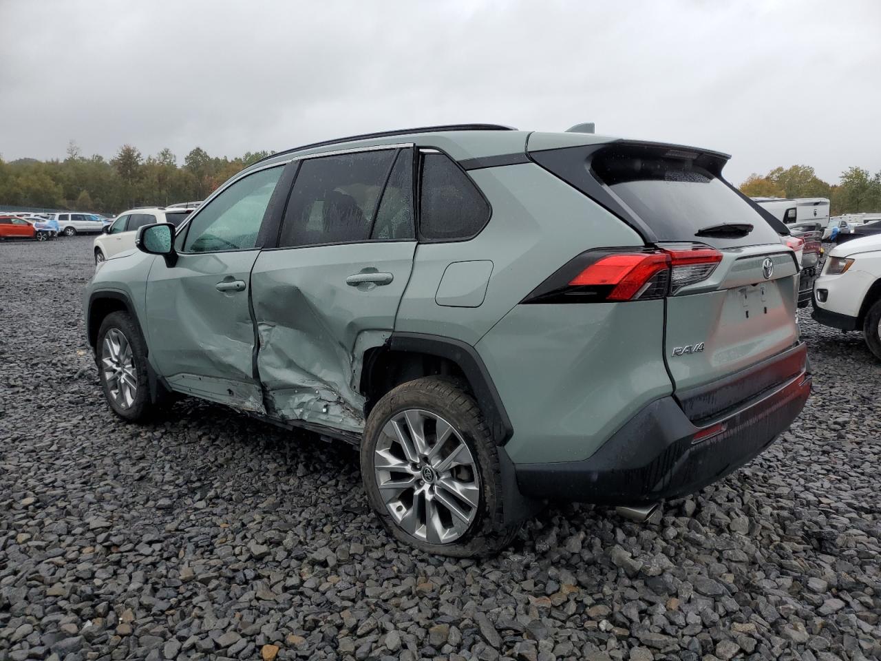 Toyota RAV4 Xle Premium Image 3