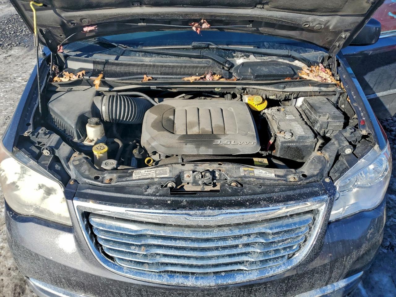 Chrysler Minivan Touring Image 11