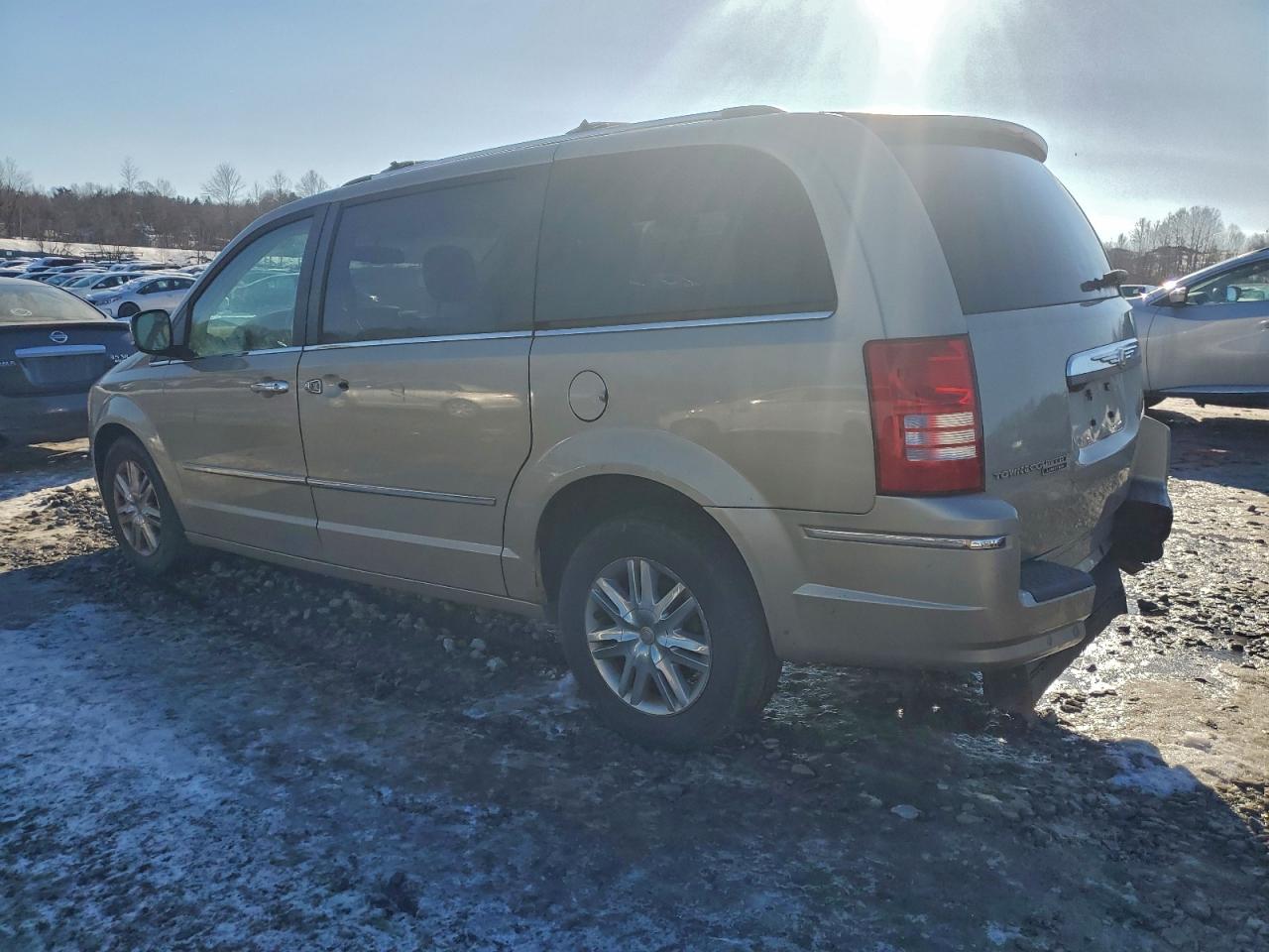 Chrysler Minivan Limited Image 8