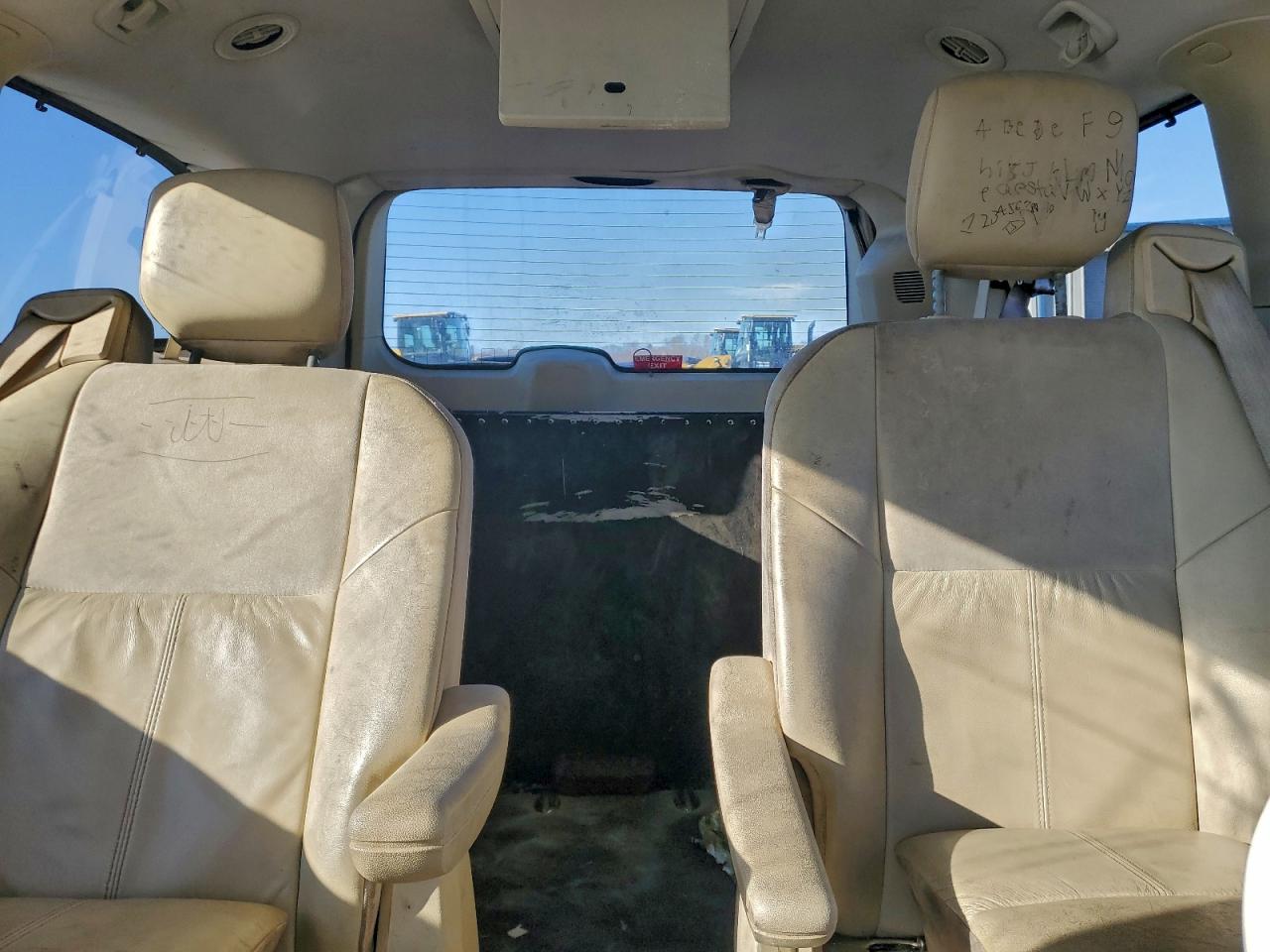 Chrysler Minivan Limited Image 2