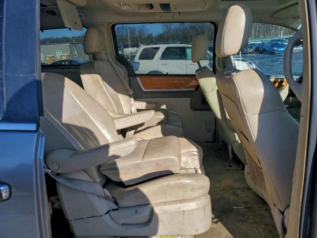 Chrysler Minivan Limited Image 11