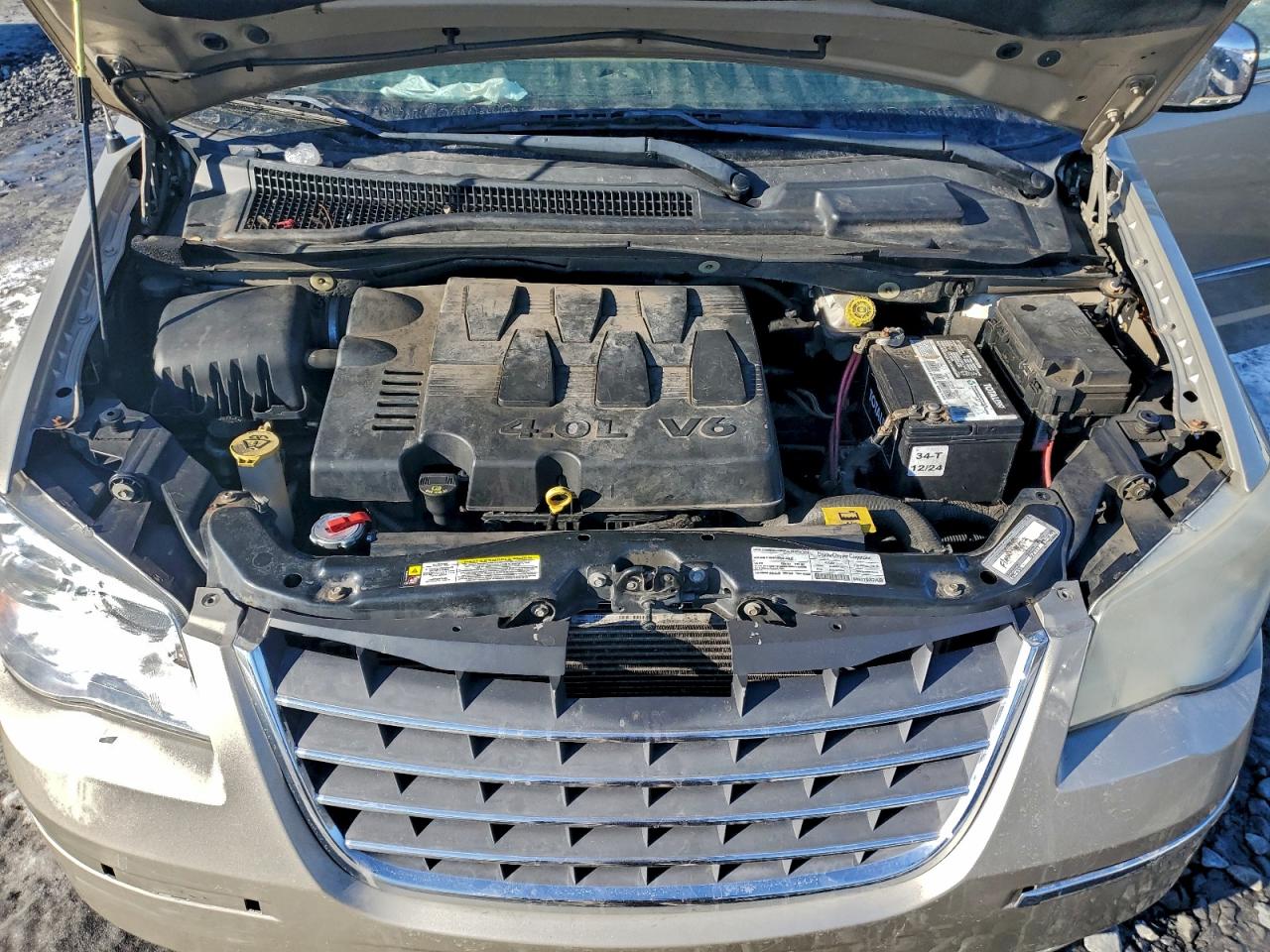 Chrysler Minivan Limited Image 13