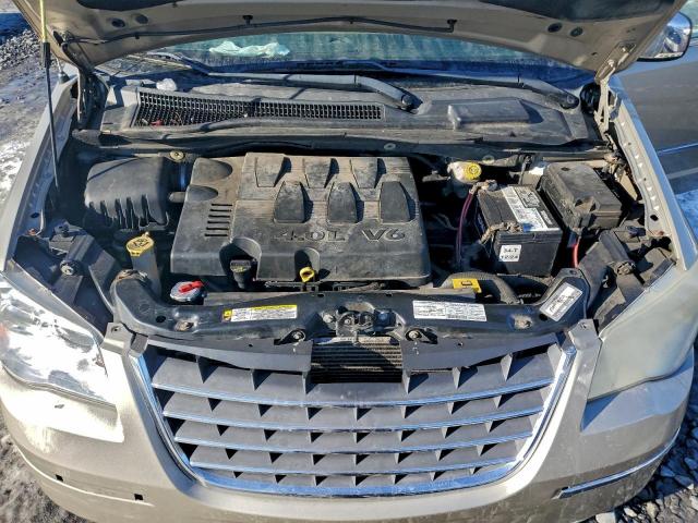 Chrysler Minivan Limited Image 13