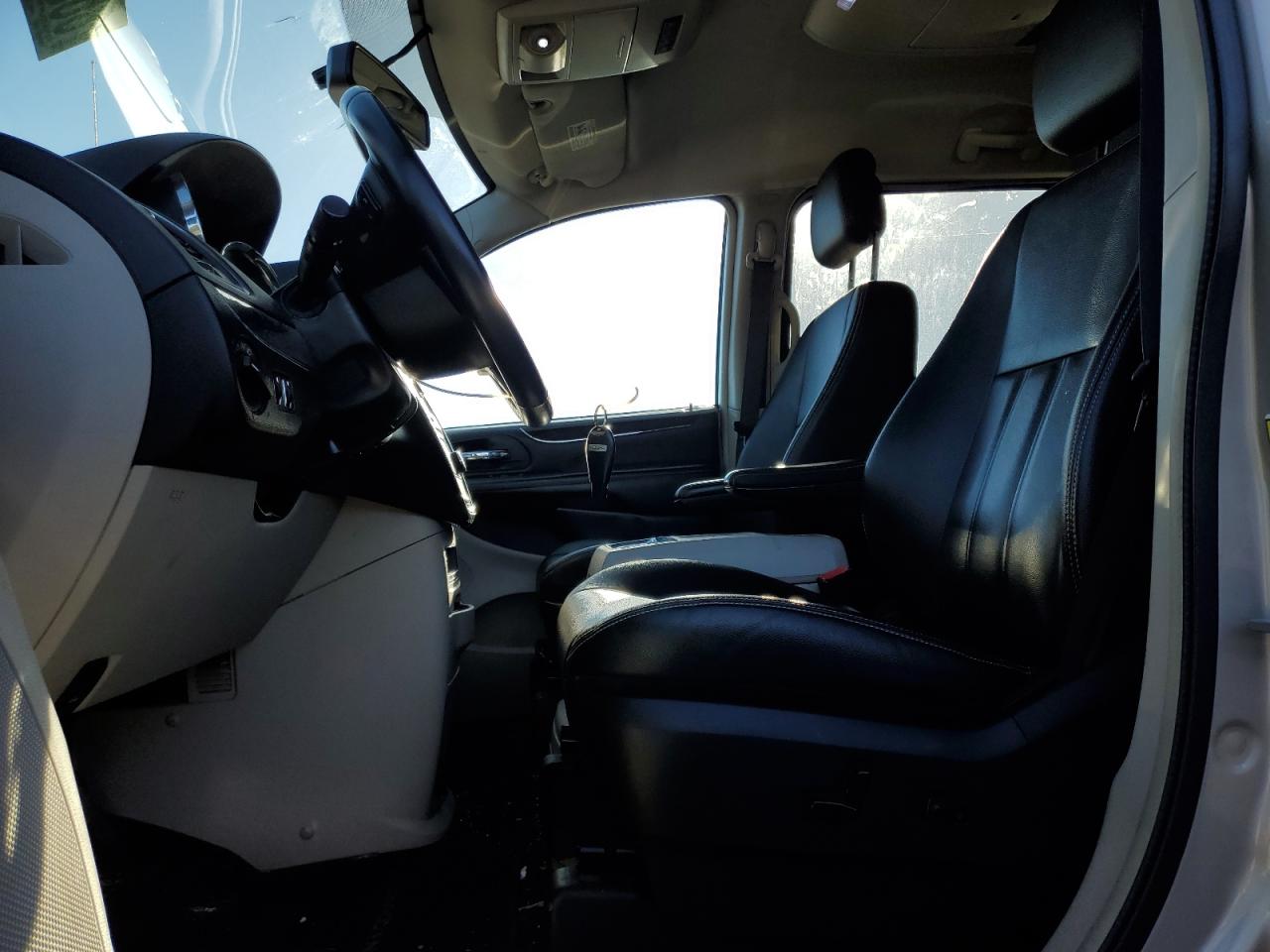 Chrysler Minivan Touring Image 5