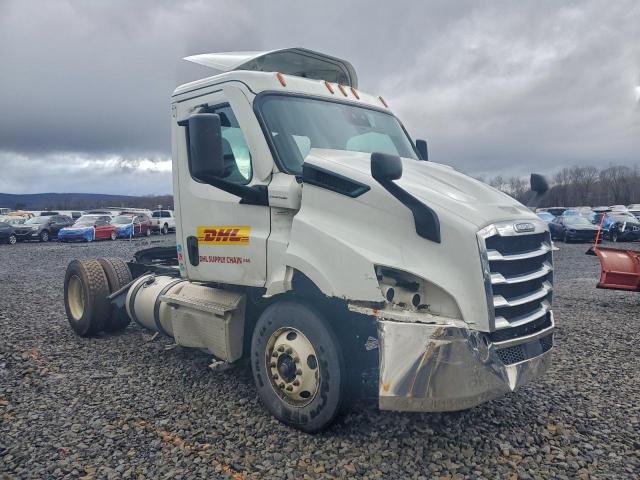  Salvage Freightliner Cascadia 1
