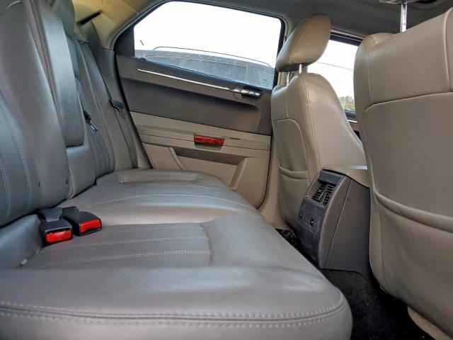 Chrysler 300 Image 9