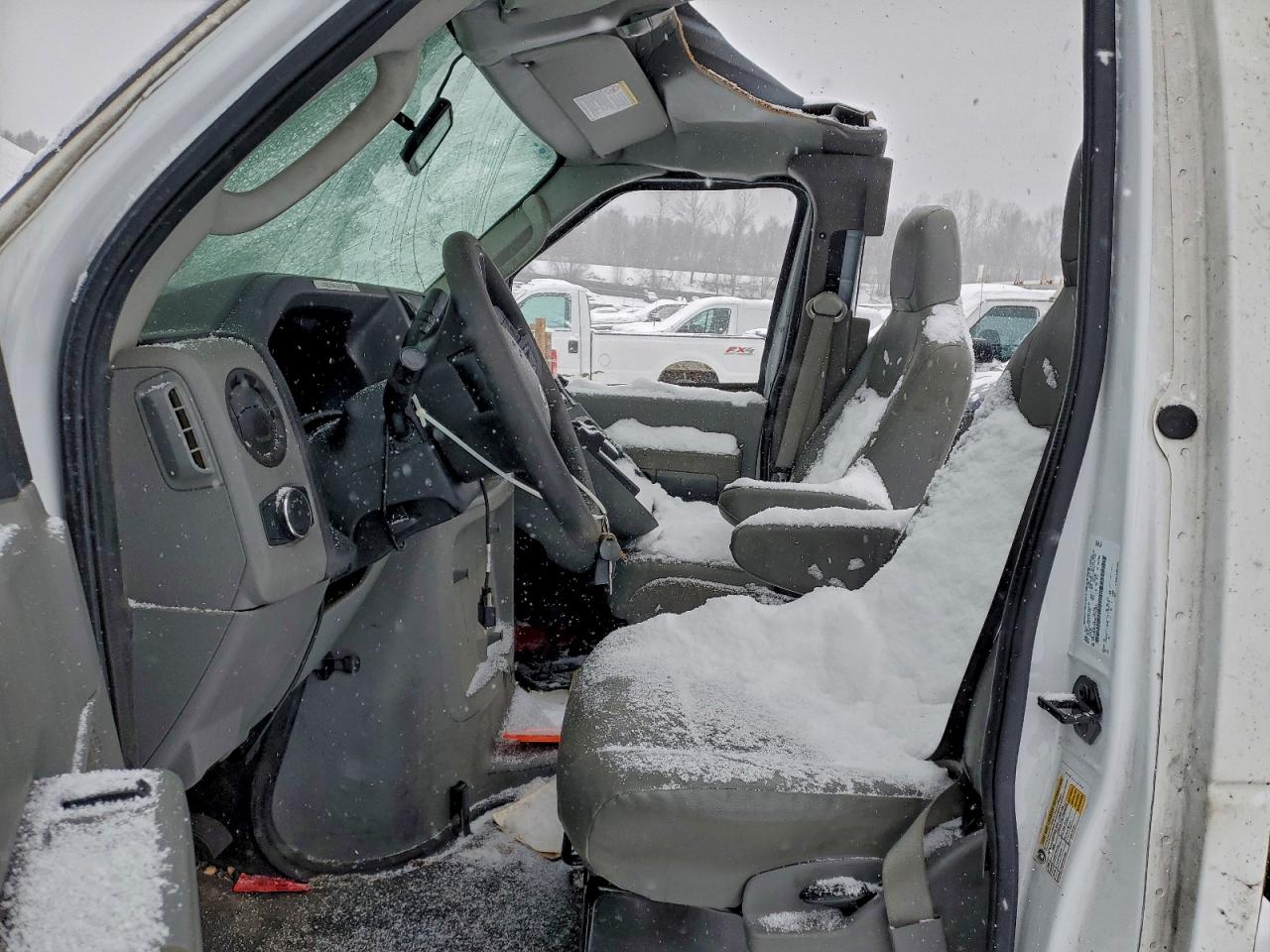 Ford E-450 E450 Super Duty Cutaway Van Image 4