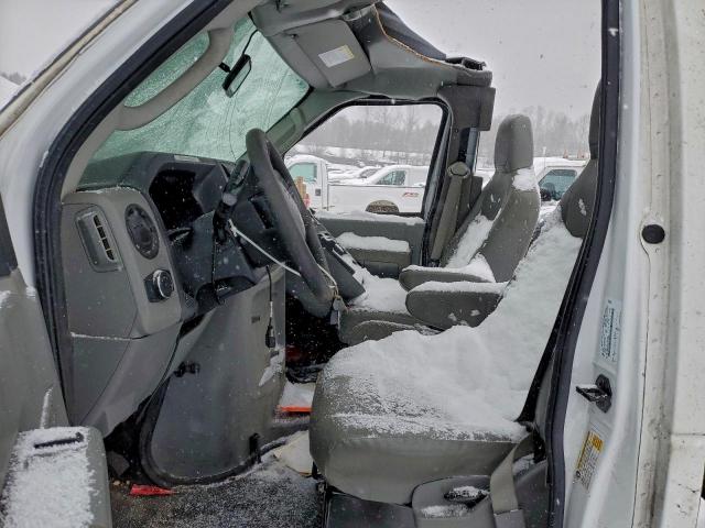 Ford E-450 E450 Super Duty Cutaway Van Image 4