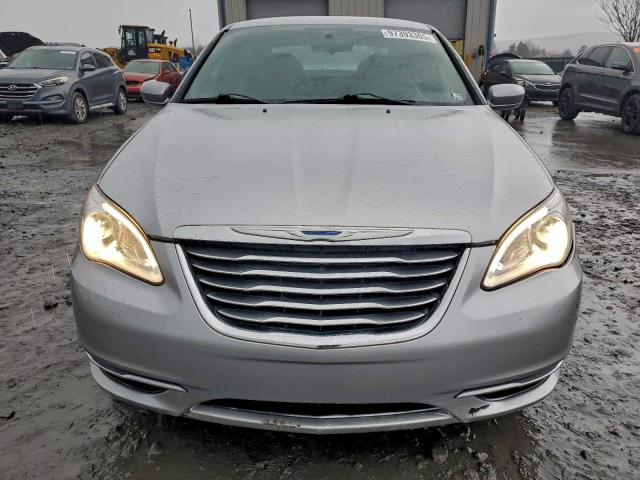 Chrysler 200 Touring Image 11