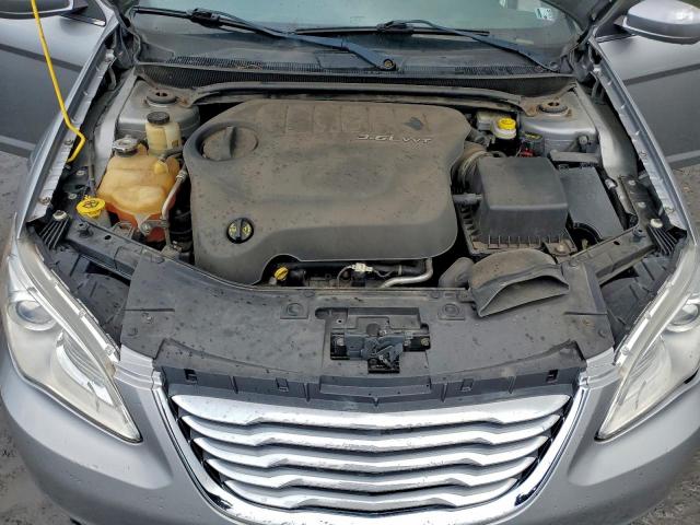 Chrysler 200 Touring Image 12