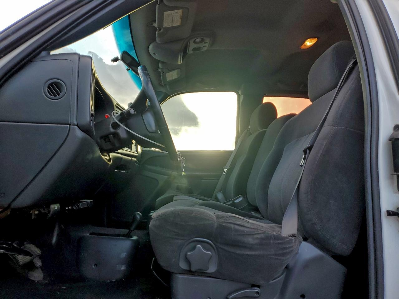 Chevrolet Silverado K1500 Image 3