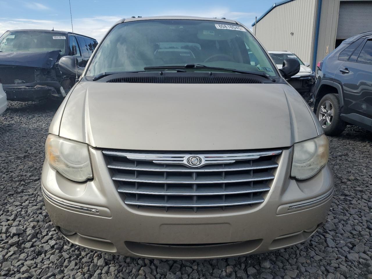 Chrysler Minivan Limited Image 13