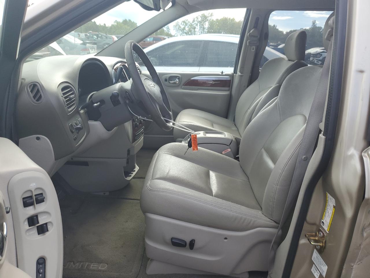 Chrysler Minivan Limited Image 5